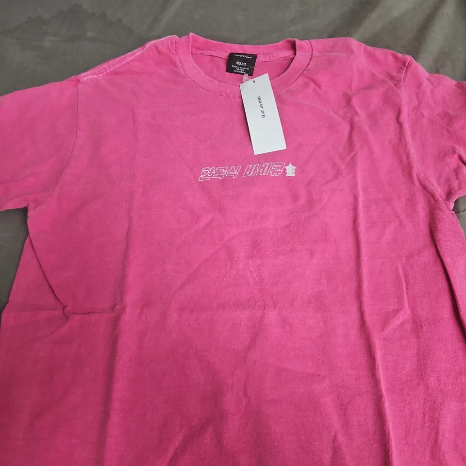 URBAN OUTFITTERS PINK T‑SHIRT WITH HANGUL TEXT GRAPHIC SIZE XXS