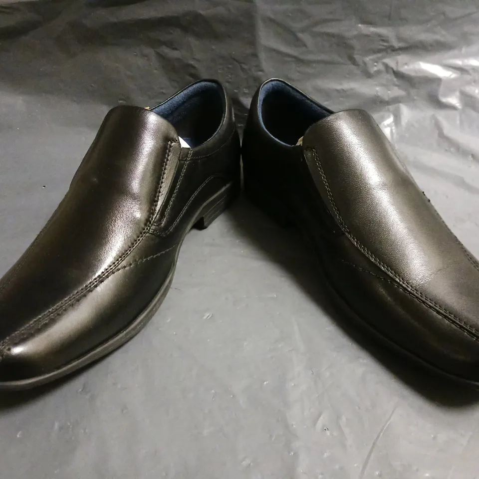 BOXED PAIR OF POD SLIP-ON SHOES IN BLACK UK SIZE 7