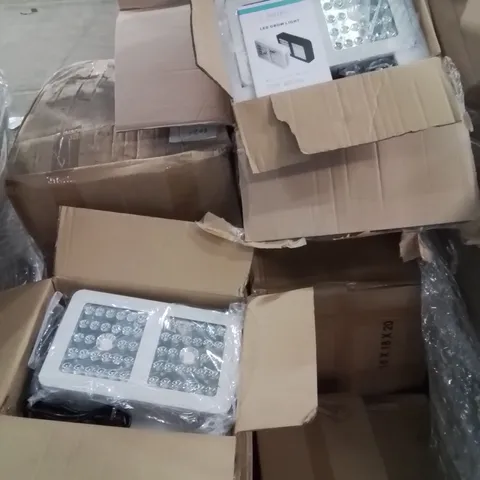 PALLET CONTAINING LARGE QUANTITY OF LED GROW LIGHTS 