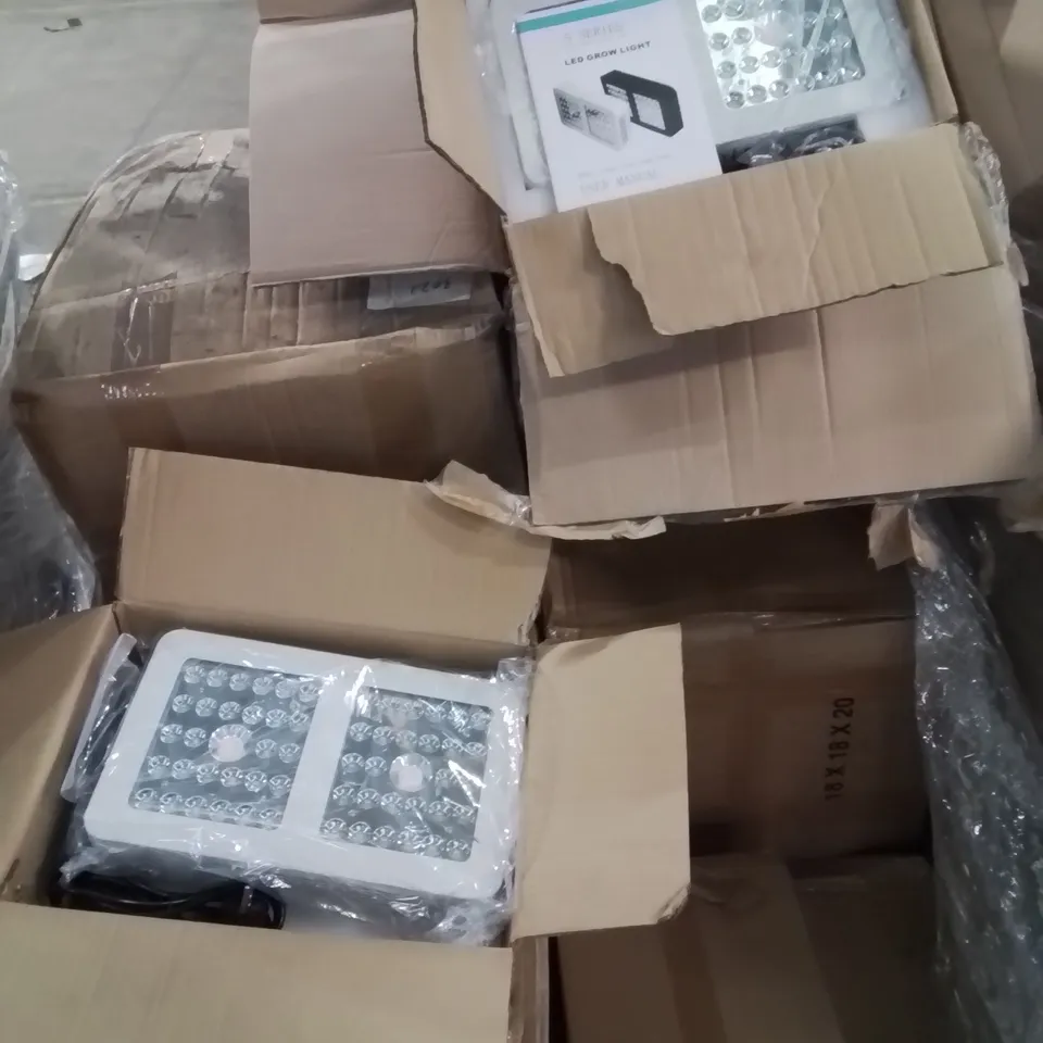 PALLET CONTAINING LARGE QUANTITY OF LED GROW LIGHTS 