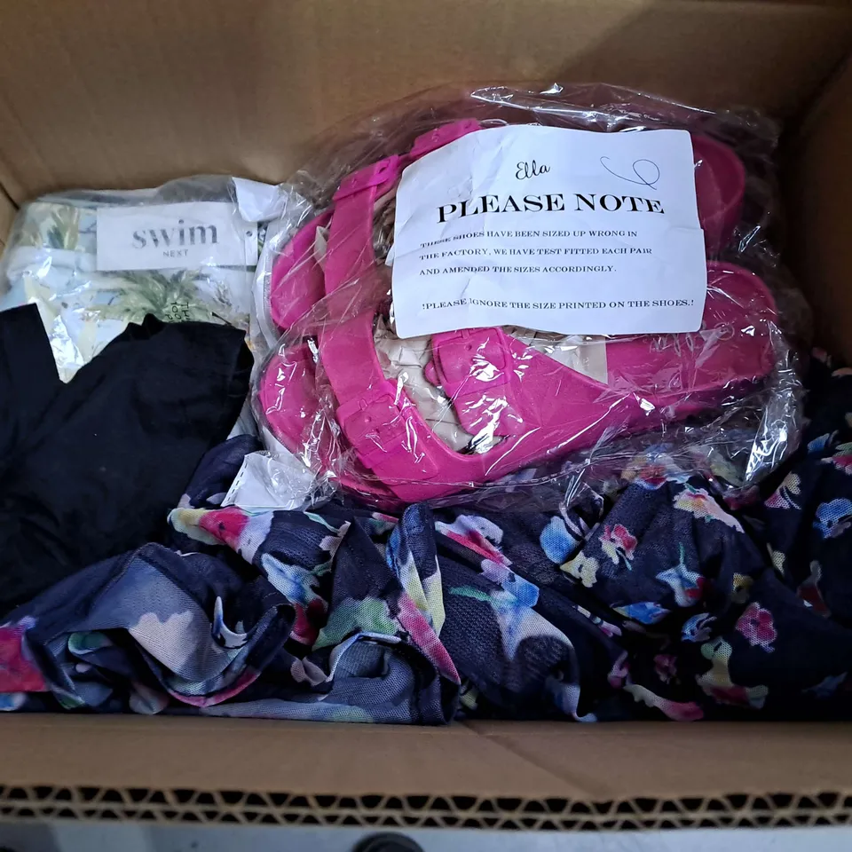 LOT OF APPROXIMATELY 24 ASSORTED CLOTHING ITEMS TO INCLUDE RAPHE, QUICKSILVER AND CLUB OF LONDON - VARIOUS SIZES