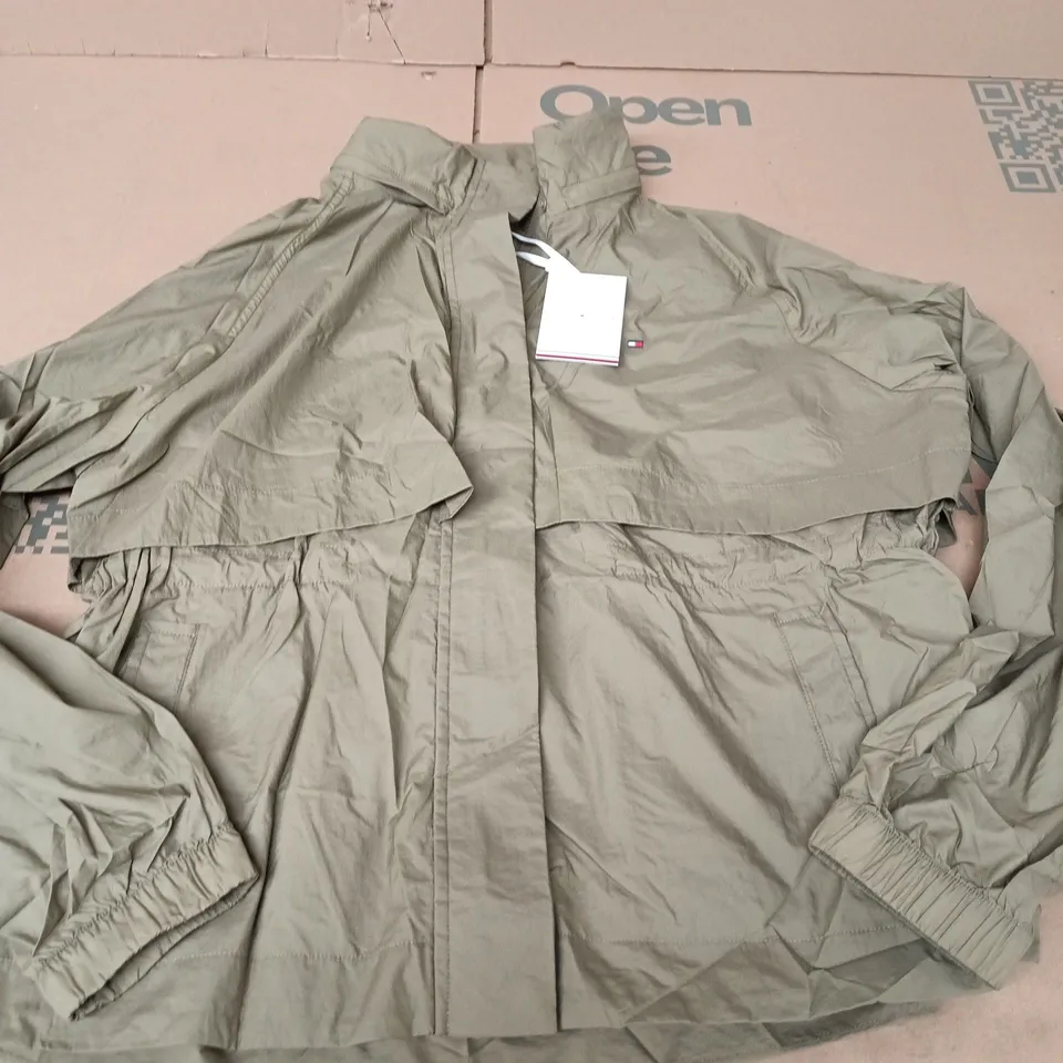 TOMMY HILFIGER NYLON PACKABLE WINDBREAKER IN KHAKI - MEDIUM