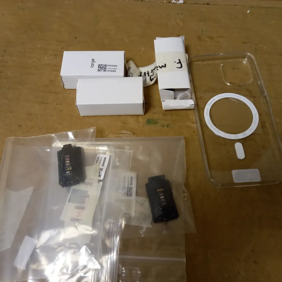 LOF OF 6 ASSORTED TECH ITEMS TO INCLUDE IPHONE CAE, EARPHONE TIPS, FITBITS ETC