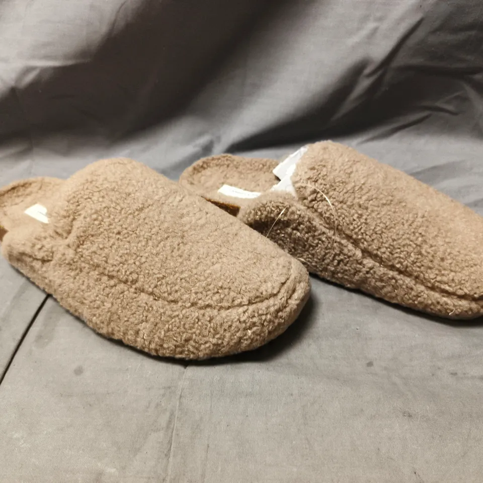 PAIR OF THE WHITE COMPANY BORG CORKBED LOAFER SLIPPERS IN TAUPE SIZE MEDIUM (5-6)