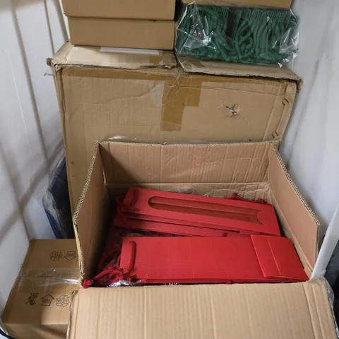 APPROXIMATELY 15 ASSORTED ITEMS TO INCLUDE BOTTLE GIFTBAGS, BNK CRAFT SETS, LIGHT SHADES, ETC - COLLECTION ONLY