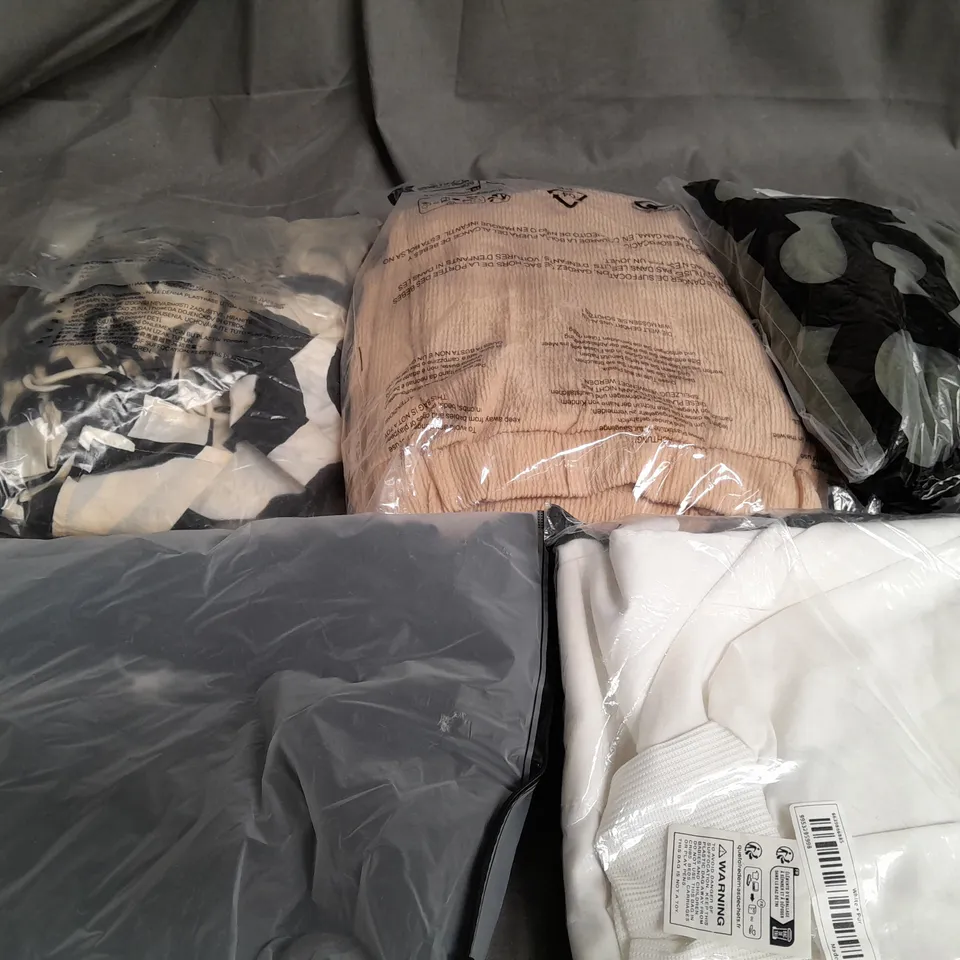 BOX OF APPROXIMATELY 25 ASSORTED CLOTHING ITEMS TO INCLUDE - BAGS, TOPS, DRESSES ETC