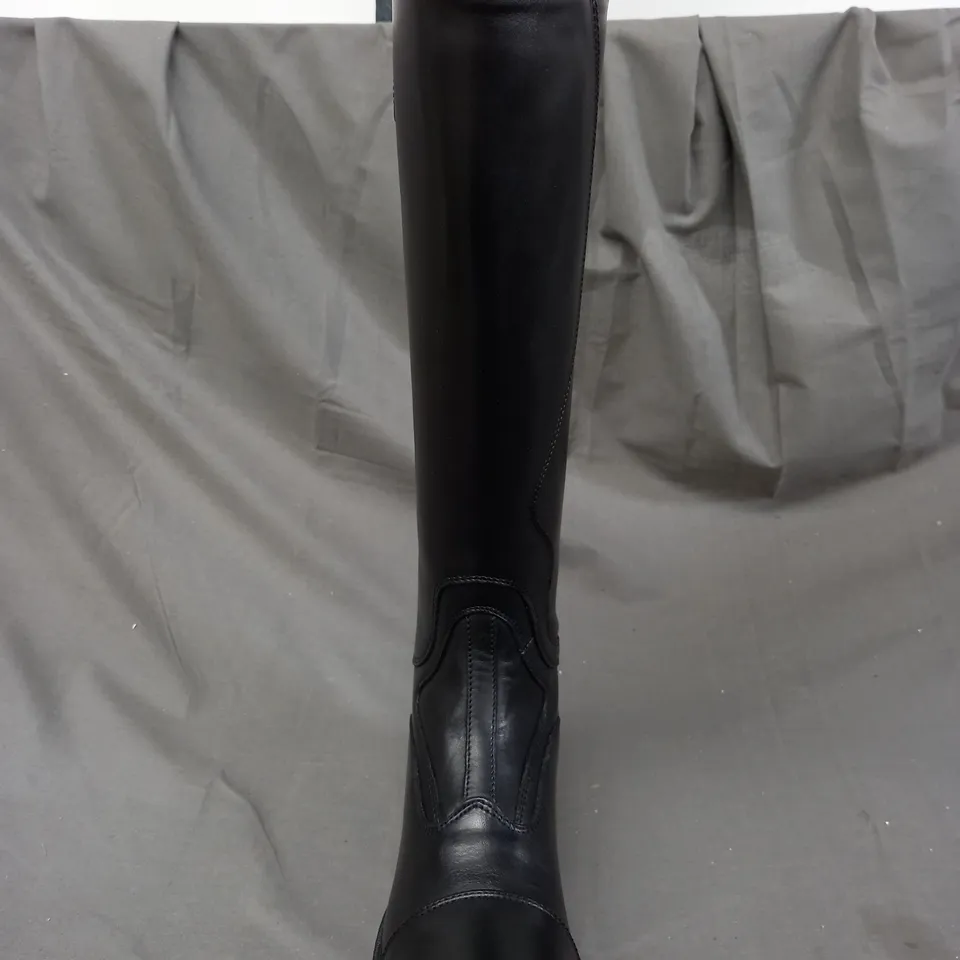 BOXED PAIR OF HARRY HALL BURLINGTON LONG RIDING BOOTS IN BLACK UK SIZE 5