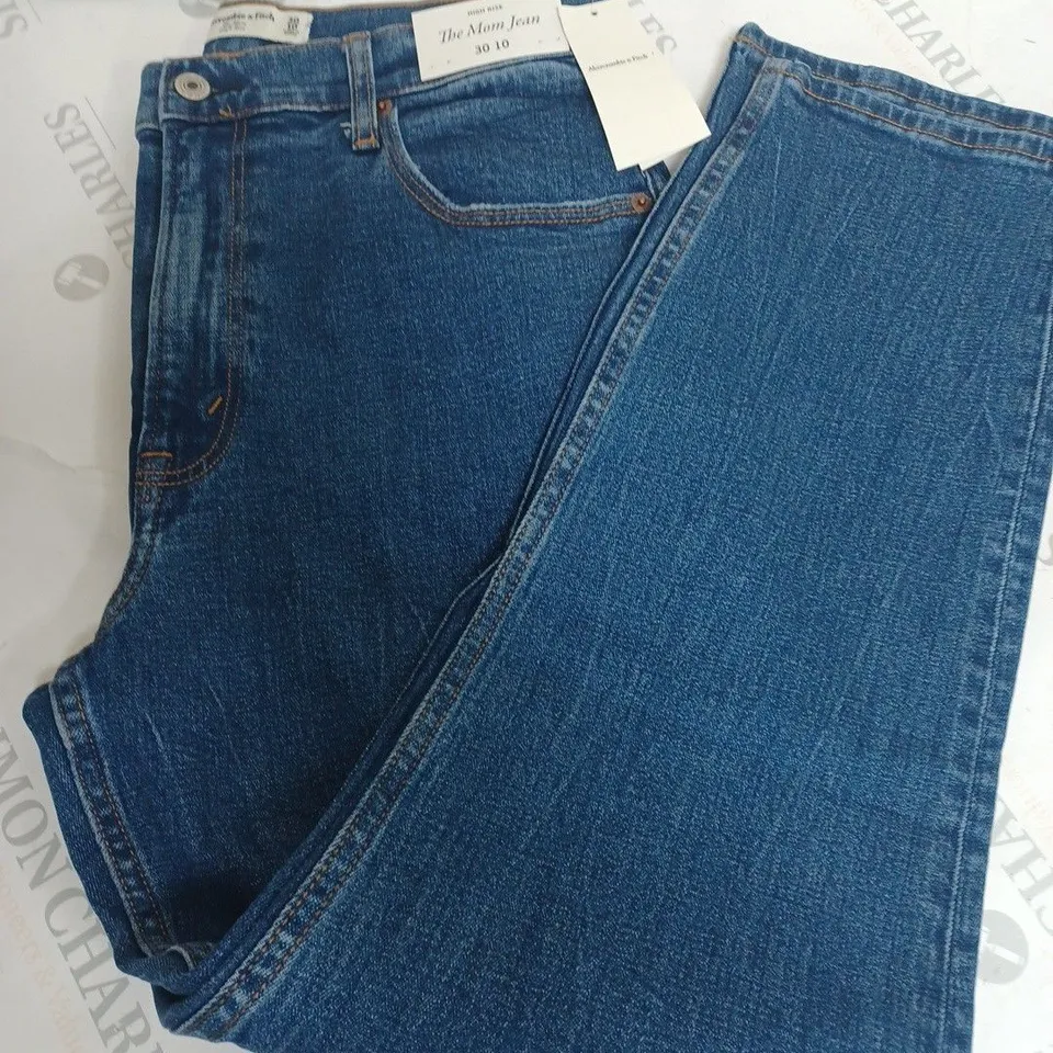 ABERCROMBIE AND FITCH HIGH RISE MOM JEANS - 30/10