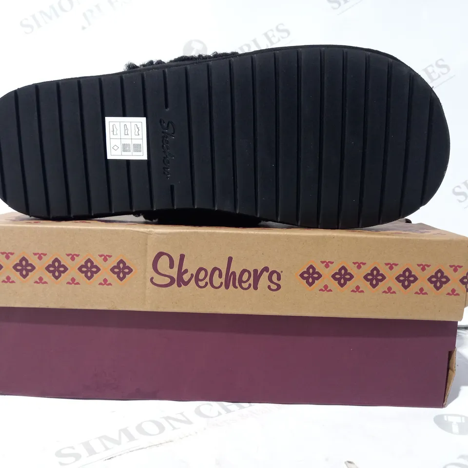 BOXED PAIR OF SKECHERS OPEN TOE FLEECE SANDALS IN BLACK UK SIZE 8