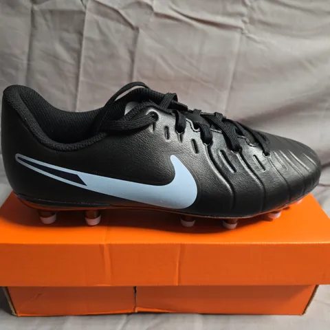 BOXED PAIR OF NIKE JR LEGEND CLUB FOOTBALL BOOTS - UK SIZE 4 - KIDS 