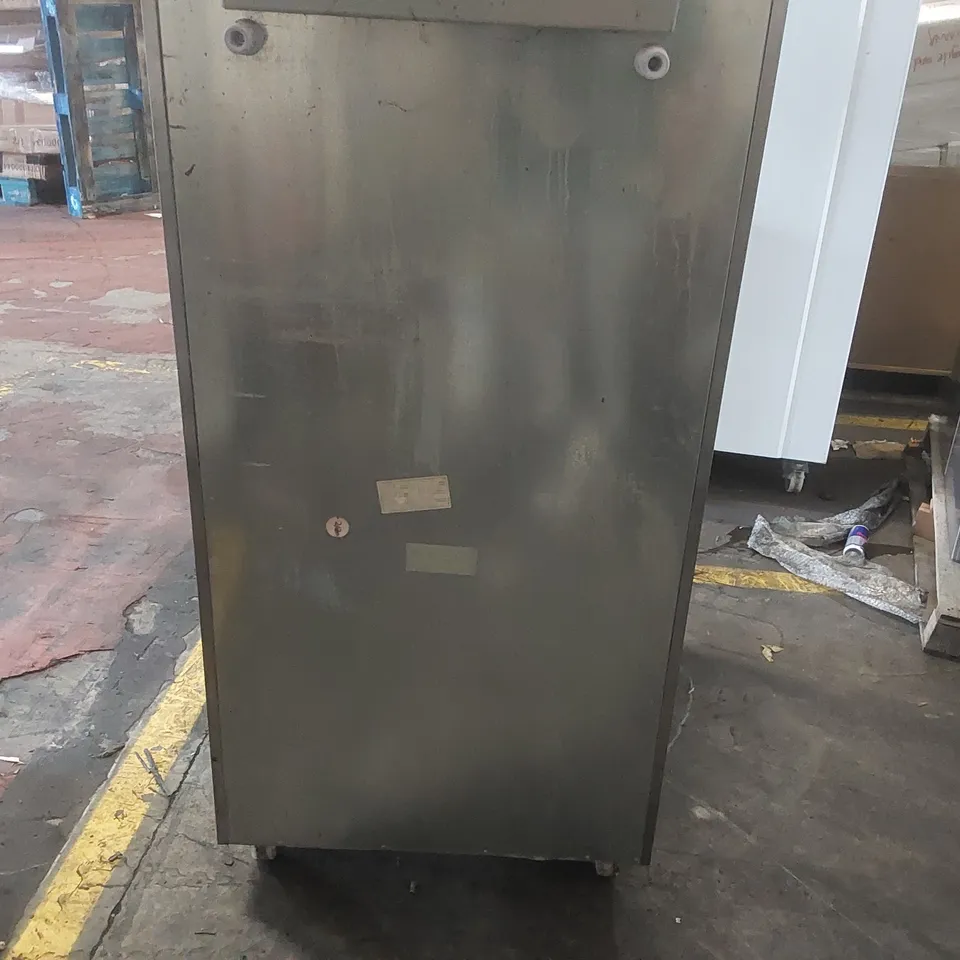 GRAM COMMERCIAL UPRIGHT FREEZER