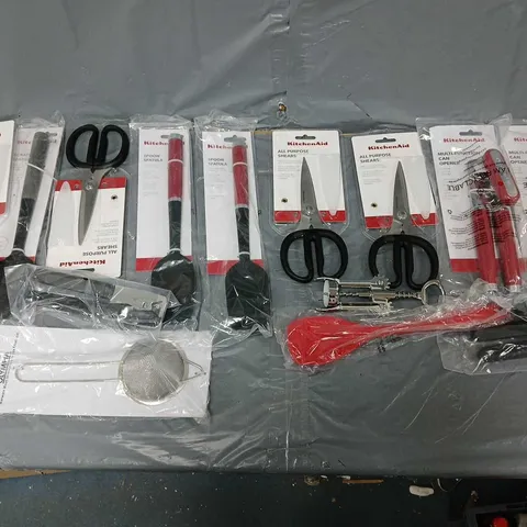 APPROXIMATELY 10 ASSORTED KITCHEN TOOLS ITEMS TO INCLUDE - ALL PURPOSE SHEARS, CAN OPENERS, AND SPOON SPATULAS ETC. 