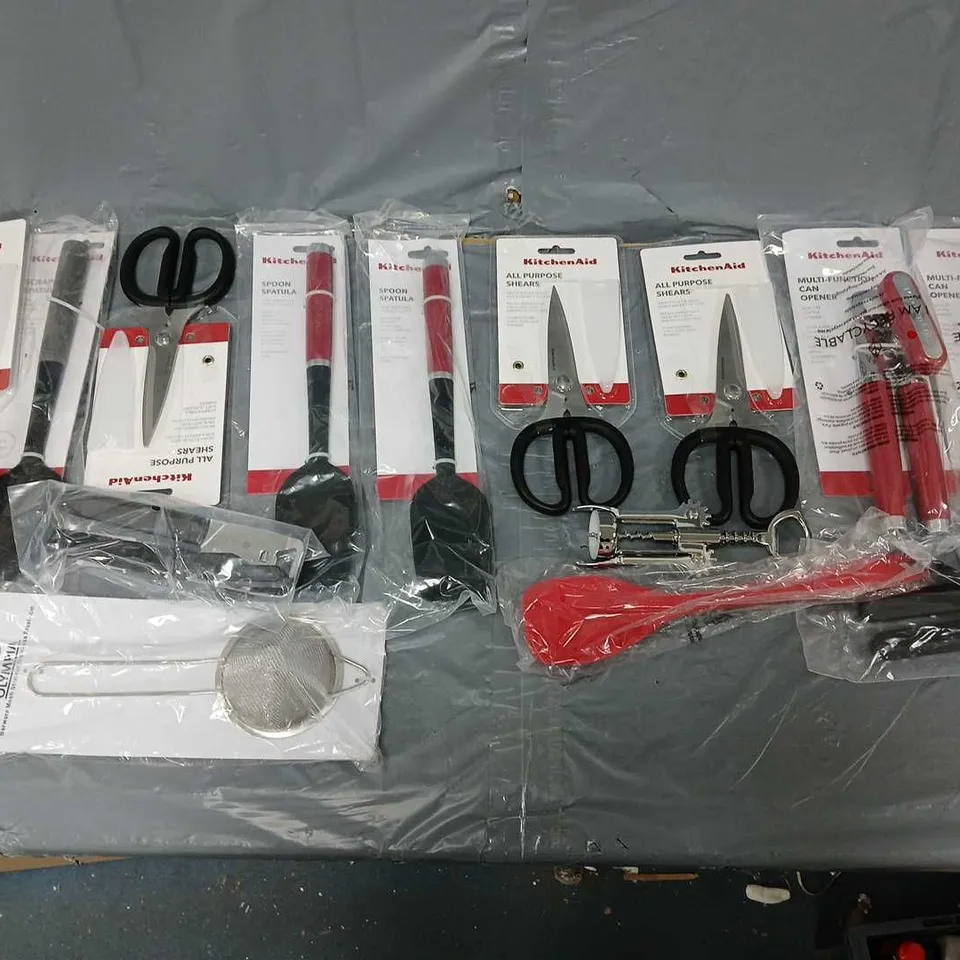 APPROXIMATELY 10 ASSORTED KITCHEN TOOLS ITEMS TO INCLUDE - ALL PURPOSE SHEARS, CAN OPENERS, AND SPOON SPATULAS ETC. 