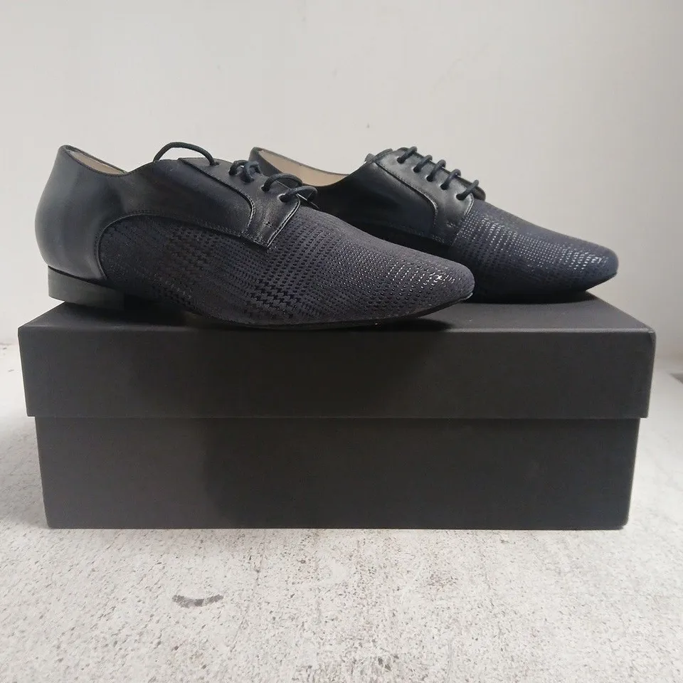 BOXED PAIR OF YUYO BRUJO SHOES IN NAVY SIZE 7