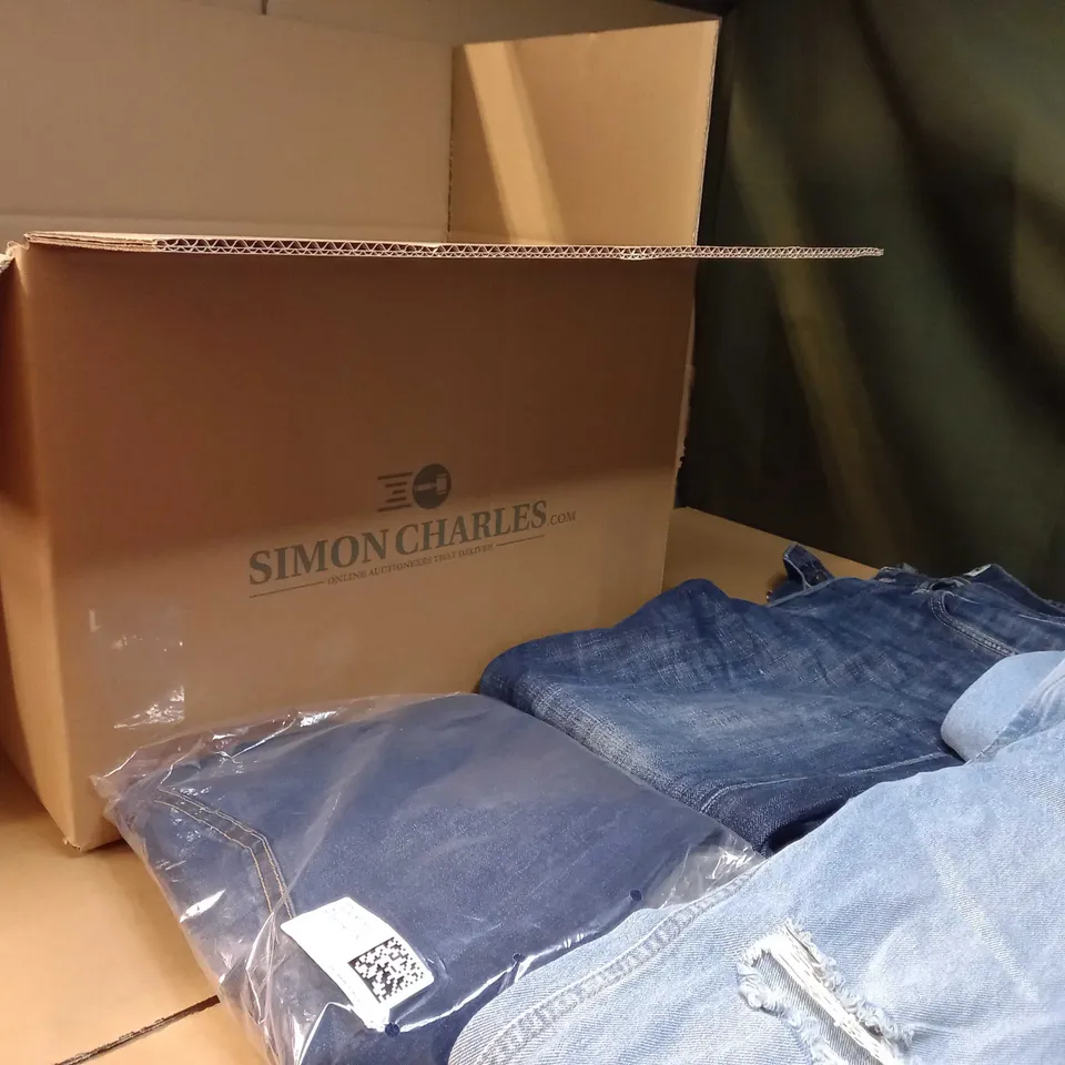 BOX OF APPROX 10 ASSORTED JEANS/DENIM ITEMS VARYING IN SIZE/COLOUR/STYLE