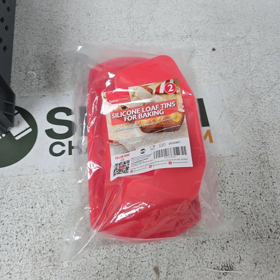 TOTE OF APPROXIMATELY 12 ASSORTED ITEMS TO INCLUDE: SILICONE BREAD LOAF TINS 