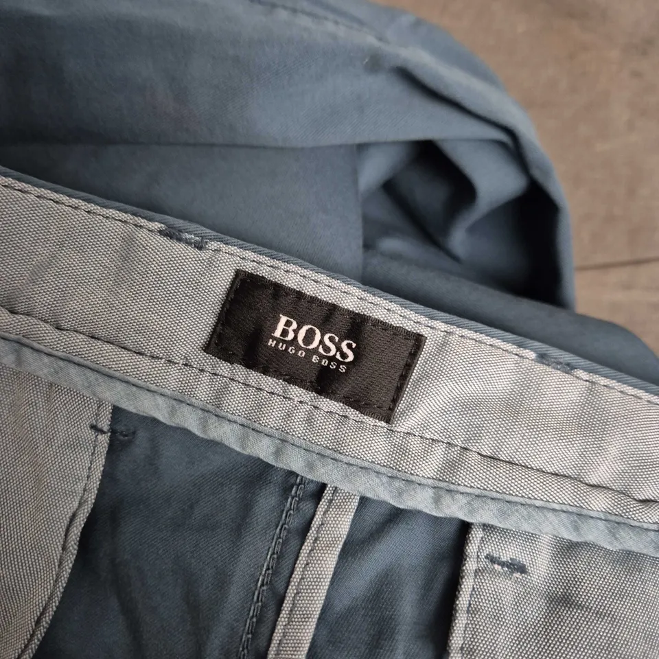HUGO BOSS MENS TROUSERS – LIGHT BLUE/GREY, SIZE UK 52