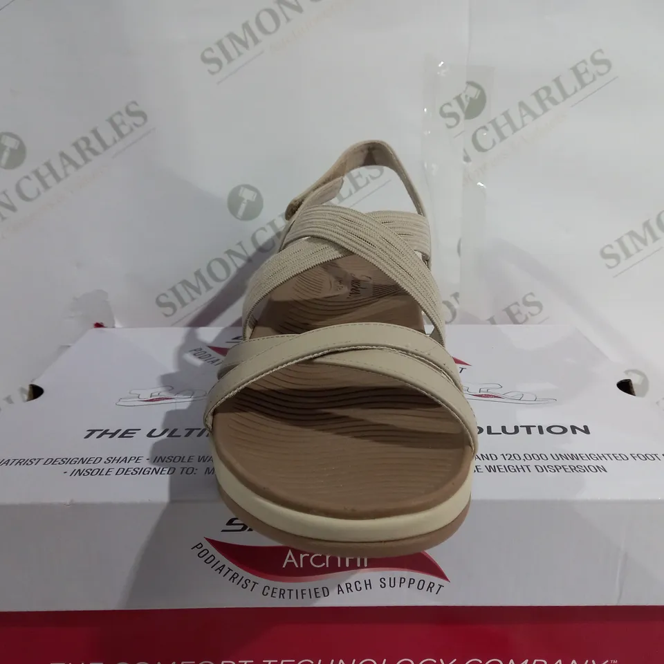 BOXED PAIR OF SKECHERS ARCHFIT HEELED OPEN TOE SANDALS - SIZE 7