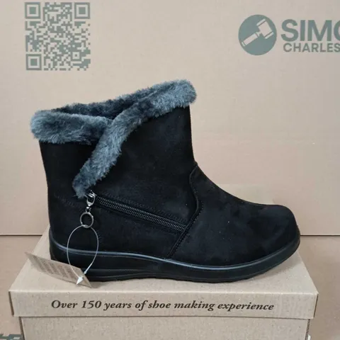 BOXED PAIR OF WOMEN'S SUEDE ANKLE BOOTS WITH FAUX FUR TRIM – BLACK - UK SIZE 5