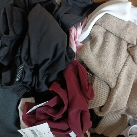 APPROXIMATELY 25 ASSORTED CLOTHING ITEMS IN VARIOUS SIZES, COLOURS & STYLES TO INCLUDE HOLD ME CAMI, CROPPED FIT TEXTURED LOG SLEEVE, LOTUS CINCHED ZIP KNIT, ETC 