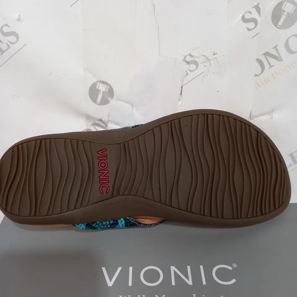 BOXED PAIR OF VIONIC LUCIA SANDALS IN BLUE SIZE 7