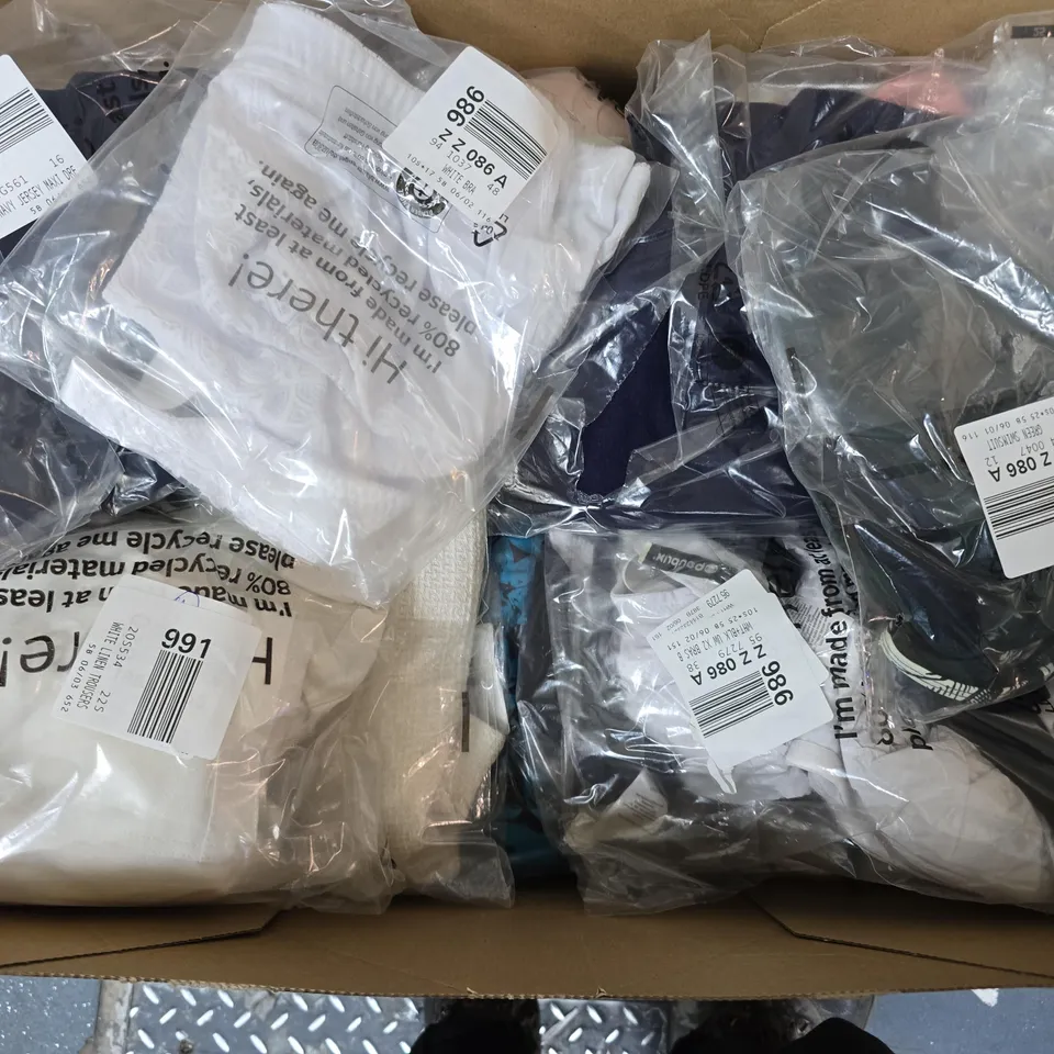 APPROXIMATELY 25 ASSORTED CLOTHING ITEMS IN VARIOUS SIZES, STYLES & SIZES TO INCLUDE STONE LINEN TROUSERS, NAVY JERSEY MAXI DRESS, WHITE LINEN TROUSERS, ETC - COLLECTION ONLY 