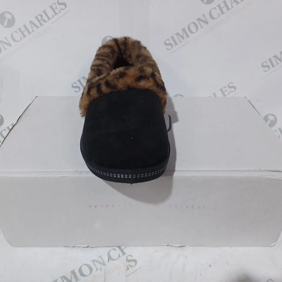 BOXED PAIR OF SKETCHERS FUR LINED LEOPARD SLIPPERS IN BLACK SIZE 4