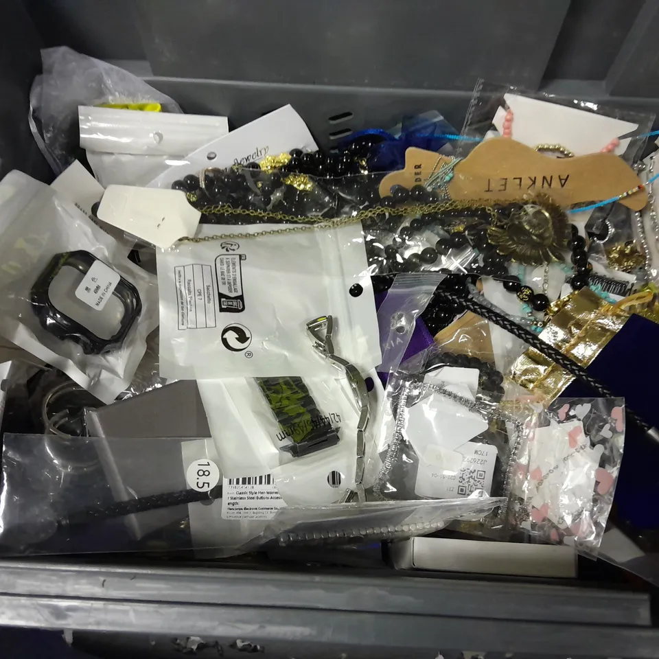 LOT OF ASSORTED JEWELLERY ITEMS TO INCLUDE BRACELETS, NECKLACES AND RINGS