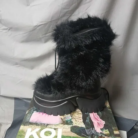 BOXED KOI MIDNIGHT SASQUATCH FLUFFY SNOW BOOTS IN BLACK - UK 6