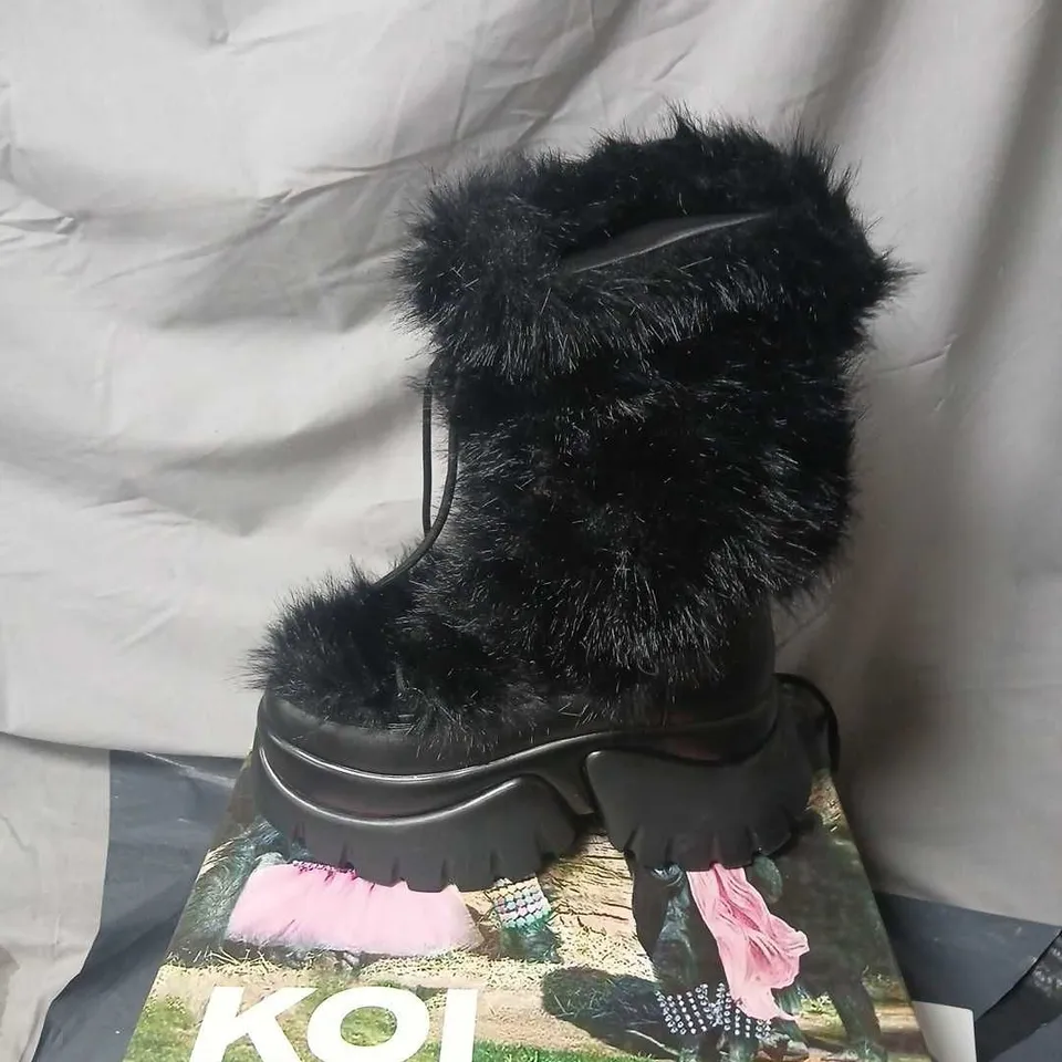 BOXED KOI MIDNIGHT SASQUATCH FLUFFY SNOW BOOTS IN BLACK - UK 6