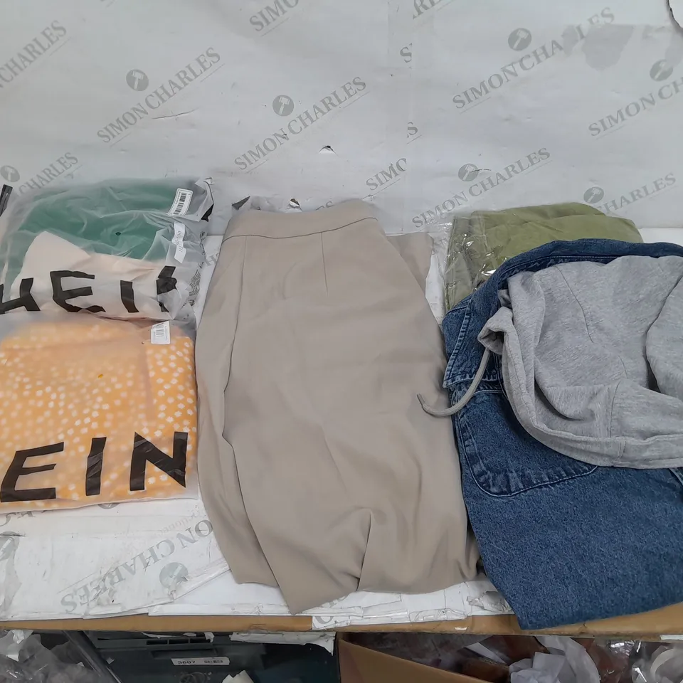 BOX OF APPROXIMATELY 18 ASSORTED ITEMS TO INCLUDE - DRESSES , JUMPERS , AND  T-SHIRTS ETC