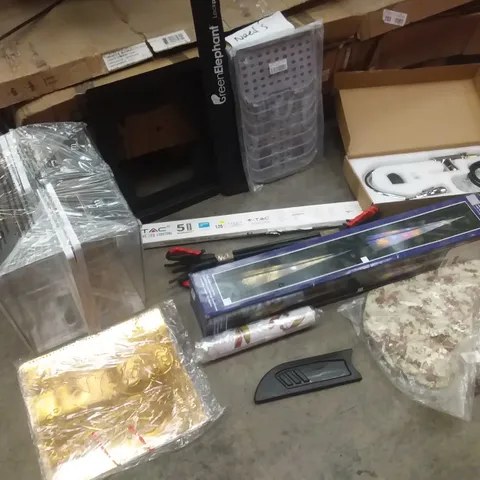 PALLET OF ASSORTED ITEMS TO INCLUDE: KITCHEN MIXER TAP, LITTER PICKERS, BAG, PLASTIC TRAYS ET