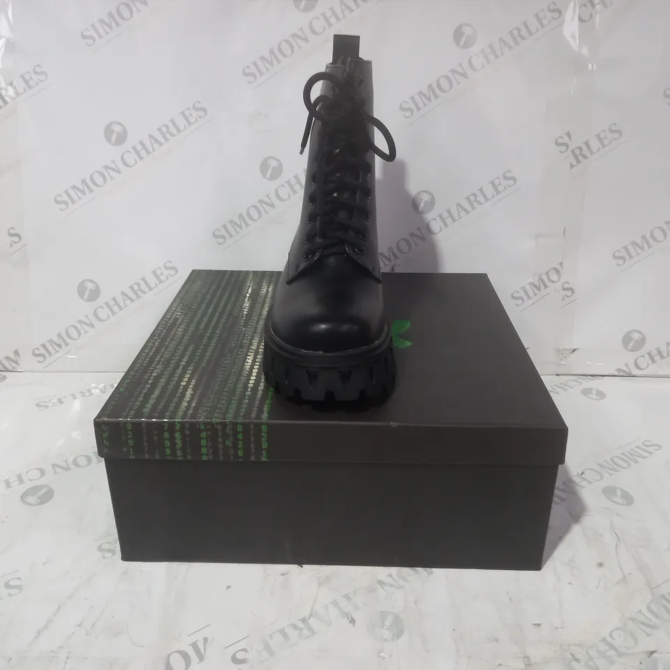 BRAND NEW BOXED PAIR OF KOI VEGAN LEATHER VITA THE INK OF FEAR HAIR BOOTS IN BLACK/GREEN UK SIZE 4