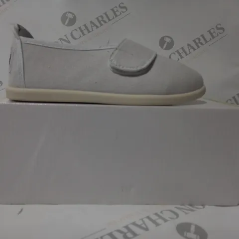BOXED PAIR OF MYTHICAL CANVAS KIDS SHOES IN WHITE SIZE UNSPECIFIED