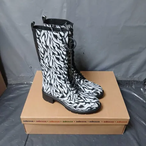 BOXED PAIR OF ADESSO MADDIE PRINTED LACE UP BOOT IN MONO FLAME - SIZE 39