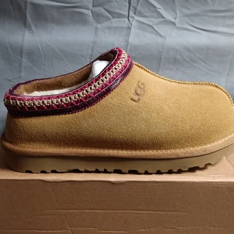 BOXED PAIR OF UGG SUEDE SLIPPERS – UK SIZE 6