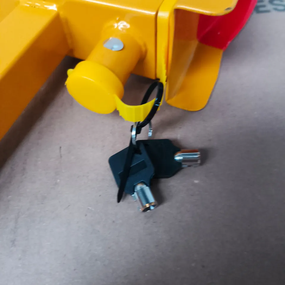 WHEEL LOCK CLAMP – RED & YELLOW PLASTIC