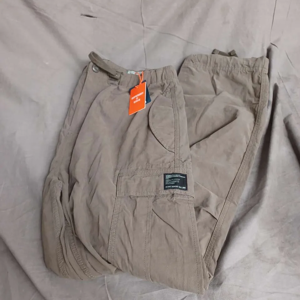 SUPERDRY PARACHUTE GRIP TROUSERS IN OLIVE NIGHT SIZE 30"