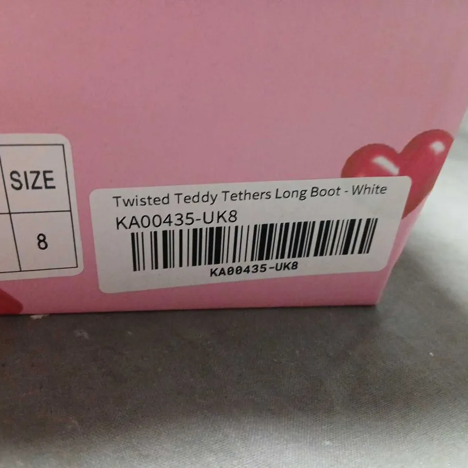 KOI TWISTED TEDDY TETHERS LONG BOOT – WHITE, UK 4