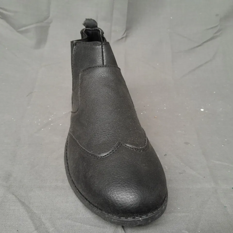 BOX OF APPROXIMATELY 10 PAIRS OF DESIGNER SHOES IN BLACK - VARIOUS SIZES