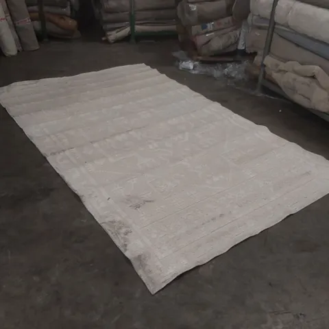 QUALITY DESIGNER PATTERNED RUG - APPROXIMATELY 315 x 195cm