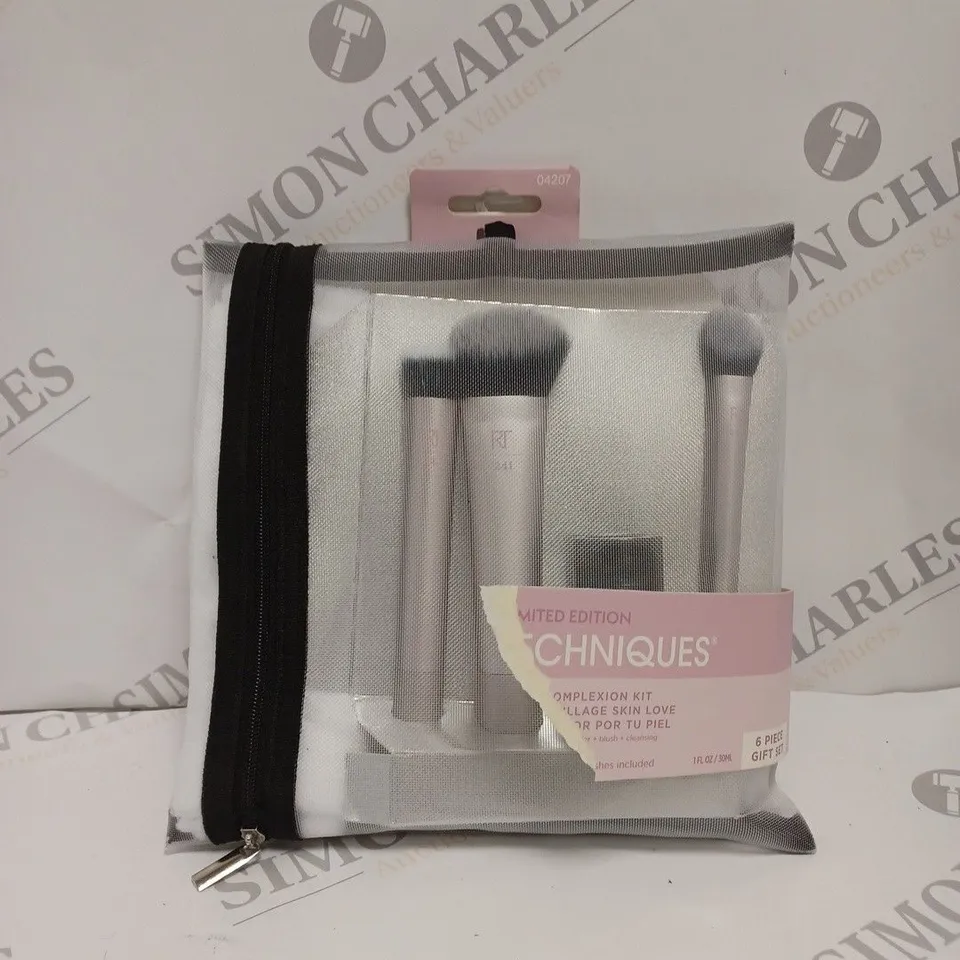 REAL TECHNIQUES COMPLEXION ESSENTIALS SET 