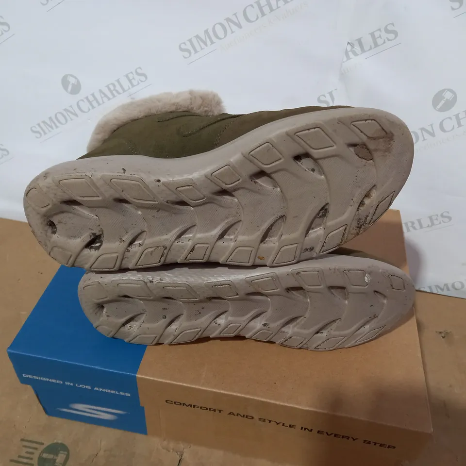 BOXED PAIR OF SKECHERS OLIVE BOOTS- SIZE 7