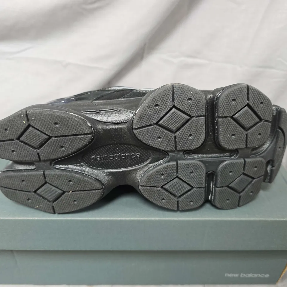 BOXED PAIR OF NEW BALANCE LIFESTYLE TRAINERS IN BLACK - UK 5