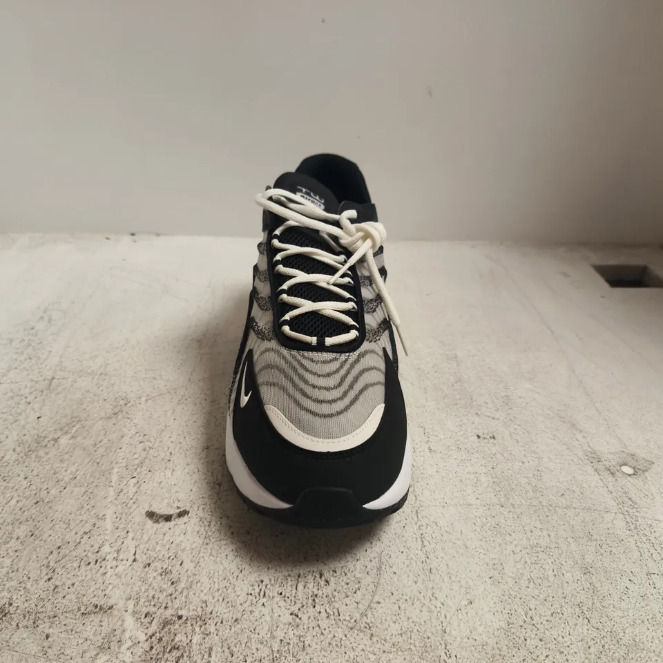 PAIR OF NIKE AIR TRAINERS IN BLACK/WHITE SIZE UK 14
