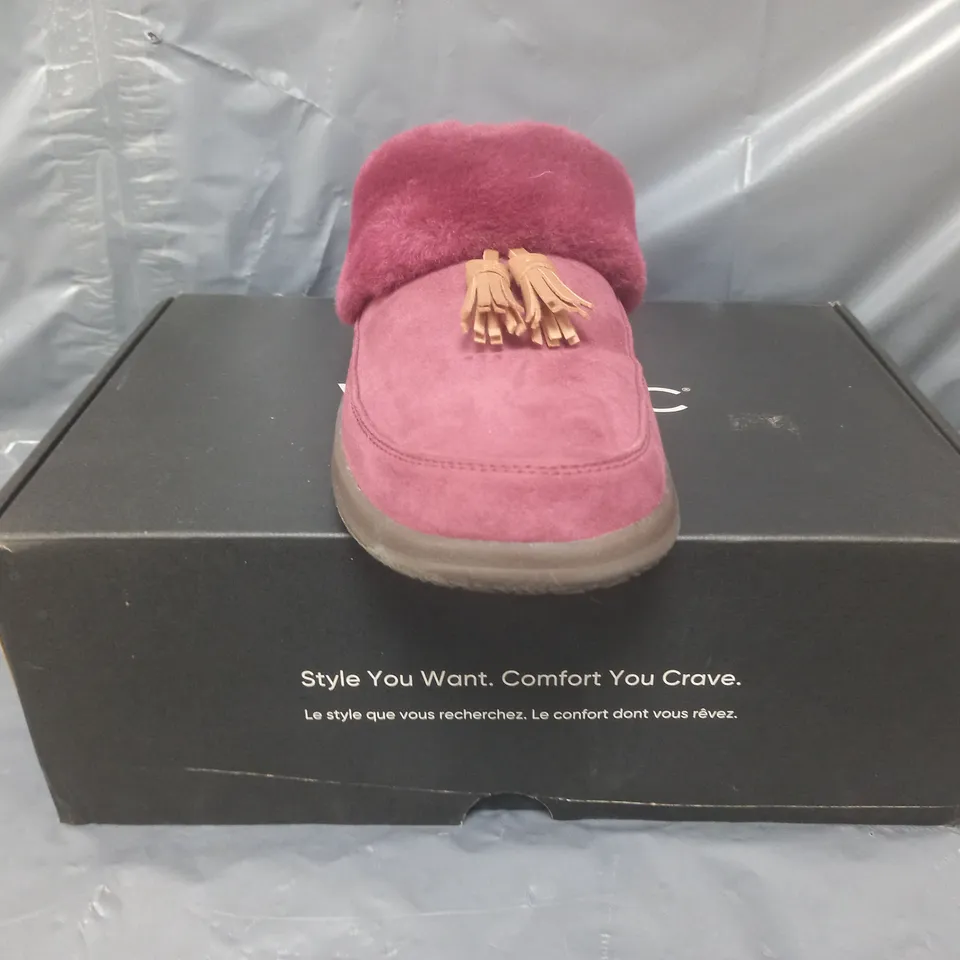 BOXED PAIR OF VIONIC SLIPPERS IN SHIRAZ SIZE 7