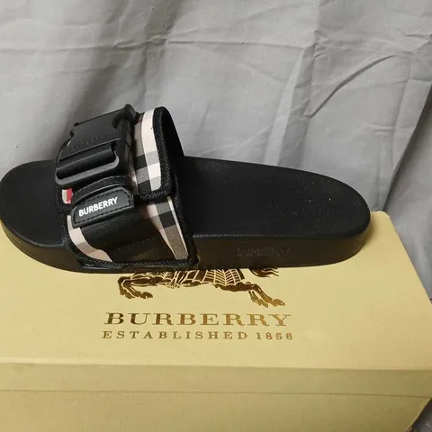 BURBERRY CHECK PATTERN SLIDE SANDALS – BLACK, UK 7 (EU 41) 