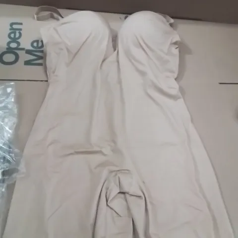 BOX CONTAINING APPROXIMATELY 14 BRAND NEW MAGISCULPT WOMENS BODYSUIT 40E ALMOND