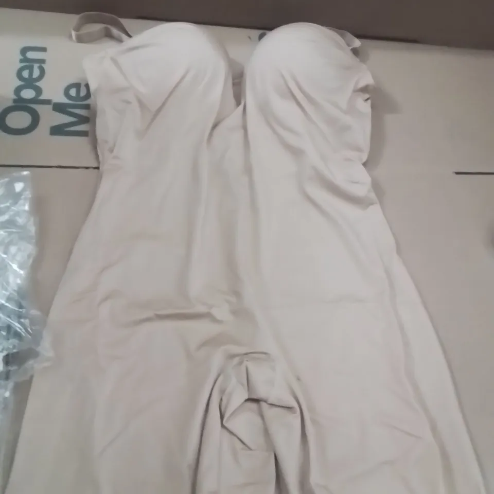 BOX CONTAINING APPROXIMATELY 14 BRAND NEW MAGISCULPT WOMENS BODYSUIT 40E ALMOND