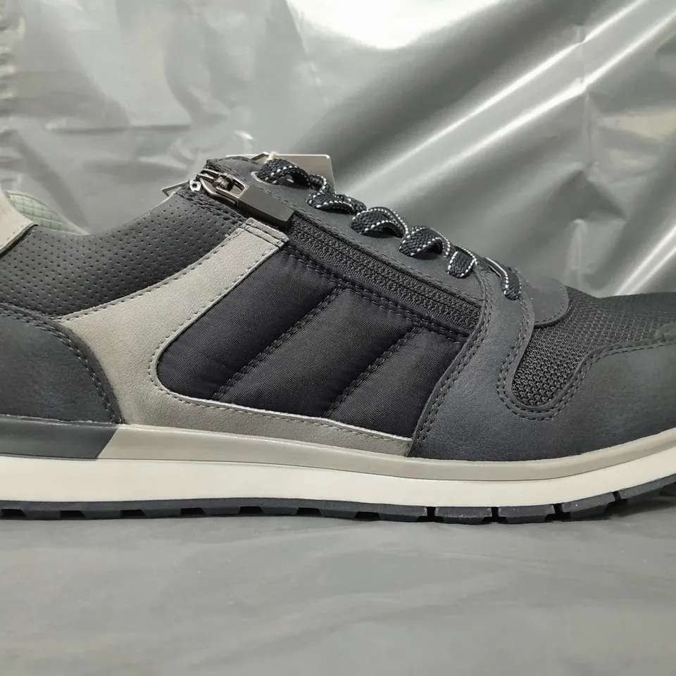 BOXED PAIR OF RELIEF BY PAVERS SHOES IN NAVY/GREY EU SIZE 44